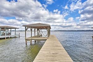 Large Waterfront Lake Palestine Home with Deck, Dock - 3hvězdičkové hotely, Coffee City