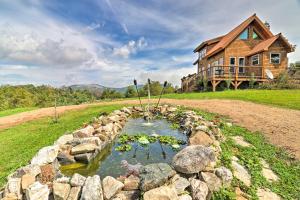 Deck and Mtn Views Hot Springs Hideaway on 13 Acres - Prázdninové domy, Sandymush