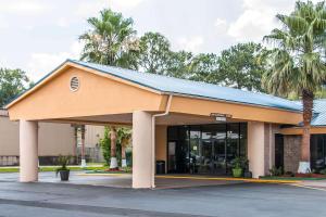 Quality Inn Hinesville - Fort Stewart Area, Kitchenette Rooms - Pool - Guest Laundry - 得分 – 好, Hinesville