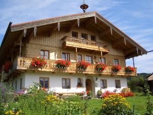 Huberbauernhof Ferienwohnungen - Hotels de 3 estrelles, Piding