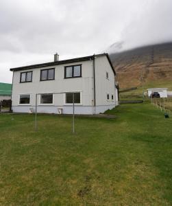 Scenic Village / Nature / Cozy House / 4 BR - Hoteles de 3 estrellas, Viðareiði