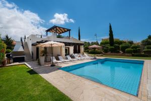 Villa Lara - 11, Spacious Villa with Large Garden and Private Pool on Aphrodite Hills - 骑马, Kouklia
