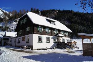 Der Perweinhof - Personel przestrzega środków bezpieczeństwa określonych przez władze lokalne, Donnersbachwald