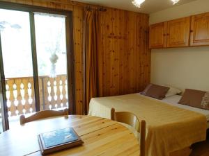 Appartement cosy 4 pers, skis aux pieds, balcon, parking, 2 étoiles - Location dim. à dim. en hiver - FR-1-342-191 - Hotel 2 stelle, Arêches
