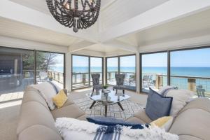 Private beach- sleeps 14 with stunning views! - 3つ星ホテル, Covert