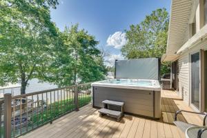 Retreat with Dock and Views in Lake of the Ozarks - Case vacanza, Laurie