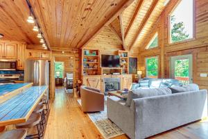 Owls Nest Pet-Friendly Cabin with Private Hot Tub - 3星级酒店, Ranger