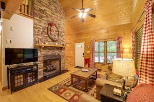 Private Cabin on 2 Acres Hot Tub, 10 Mi to Boone! - Hotel a 3 stelle, Stony Fork