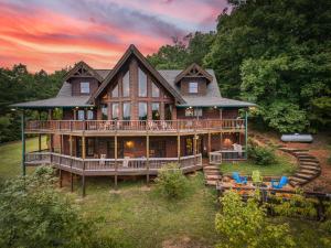 Sky High Lodge by BK Stays. Large Cabin. Amazing Views. Game Room. Jacuzzi. Six Bedrooms. Sleeps 12 - 禁煙ルーム, ブルーリッジ