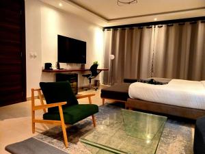 Eat Work and Sleep - Hotel, Somone