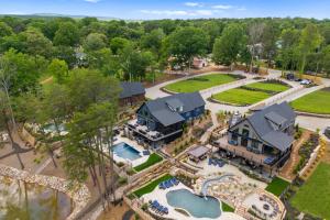 Blue Heron Gray Fox by AvantStay 2 Lakefront Homes Sleeps 44 Pool Dock Theater - 未評価, レイク・ノーマン・オブ・カタウバ