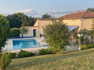 Chez Gargatte ,10pers,swimming pool - 4-Star Hotels, Ronsenac