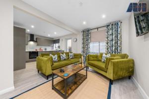 Modern 4-Bed Home in Livingston - Unrated, Newpark Station