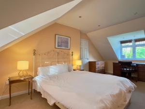Quiet 1-Bed Flat with Parking Near Airport Long Term