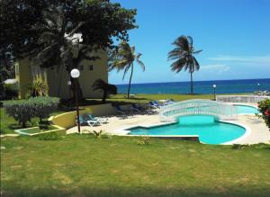 Beachfront 3 bedroom house Tower Isle