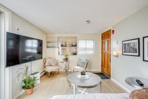1 Block to Beach Pet-Friendly Apt with Yard in Lynn - Neklasifikovaný, Lynn
