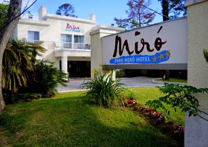 Joan Miró Hotel - 印刷されたメニューや雑誌、筆記用具、紙類などの共用の文房具や備品などは取り除かれている, プンタ・デル・エステ