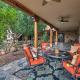 Shared Backyard and Hot Tub Restful Mesa Retreat!, メサ - 写真 1