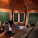Romantic Swiss Cabin Hideaway & Hot Tub Spa Pool, チャンドラーズ・フォード - 写真 8
